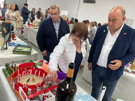 Imagen Las exposiciones de las Aulas de Manualidades exhiben, como cada mes de mayo, la creatividad de las más de mil personas que han participado a lo largo del curso