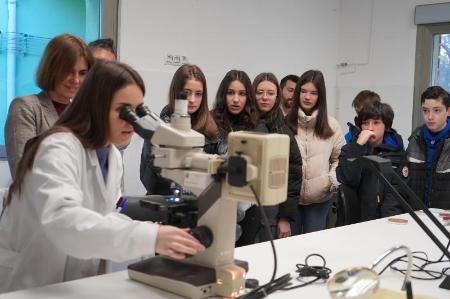 Imagen La Semana Solidaria del colegio Claret hace parada en el laboratorio de Prodestur para dar a conocer a los alumnos el trabajo de...