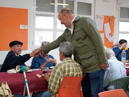 Imagen Miguel Ángel de Vicente comparte comida popular con profesionales, residentes y allegados en el Día de la Familia del CSS La Fuencisla